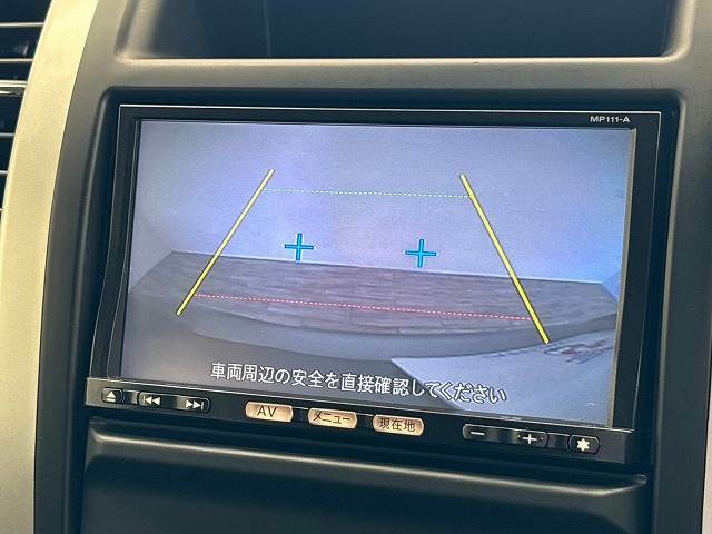 【カラーバックモニター】を装備しております。リアの映像がカラーで映し出されますので日々の駐車や幅寄せなどで安心安全です。