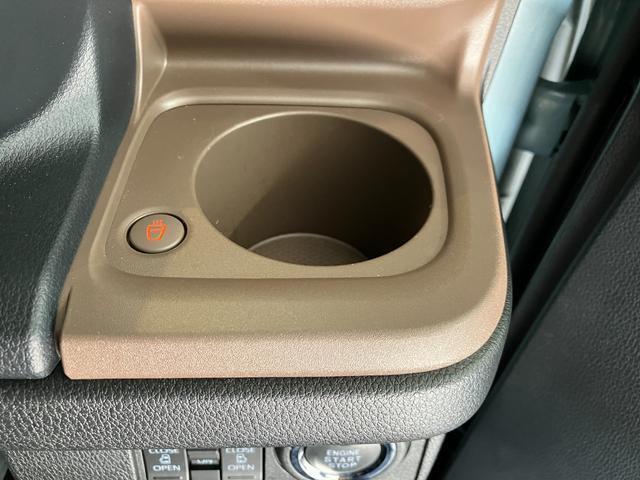 ホッとカップホルダーがついています。温かい飲み物の保温を助け、冬場などでも温かいまま楽しむことができます。