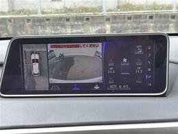 【パノラミックビューモニター】クルマを真上から見下ろした視点で駐車をサポートします。クルマの斜め後ろや真横など、いち早く障害物に気が付くことができます。