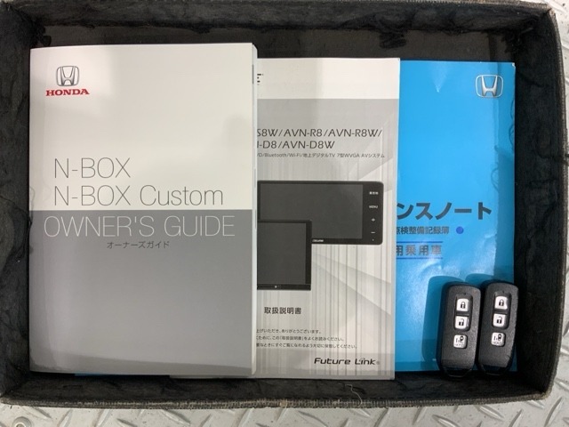 スマートキーは鍵をバッグに入れたままでもドアロックの開閉やエンジンのON・OFFができます。夜間や雨の日も鍵を探さなくて良いので便利です。