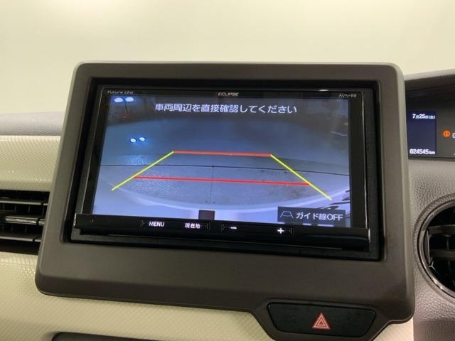 リバースギアに入れるだけで後方の表示へ切り替わります。夜間や雨の日の駐車も楽になりますよ。