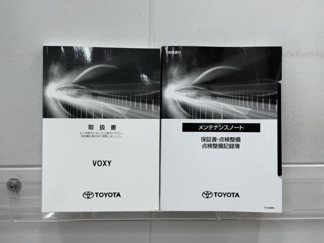 メンテナンスノート、取扱説明書です。　その車の整備記録が事細やかに記録されています。　車が生まれてから今までどのような道を歩んできたのか判るとても重要な物ですよ。