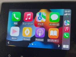 ●Apple　Car　Play：スマホとの有線接続で、ナビ・オーディオ再生などスマホのアプリ機能が画面でも使える便利機能です！