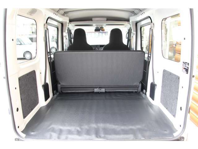 広々とした荷室はお仕事にも、レジャーにも大活躍です。