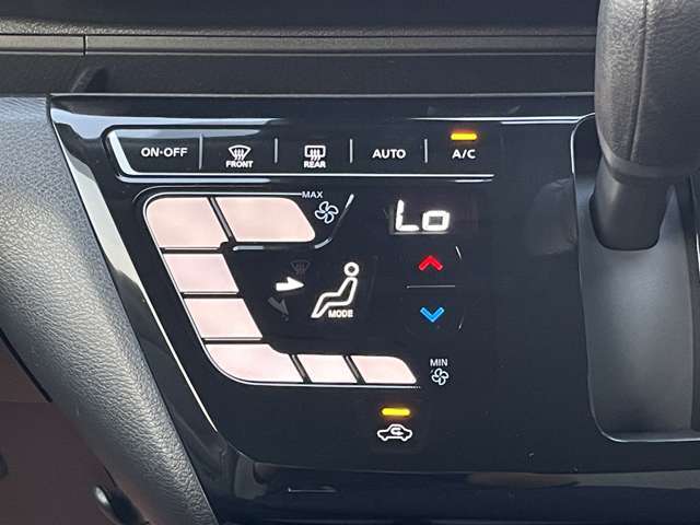 風量、温度を車が自動で調節してくれるオートエアコンです☆