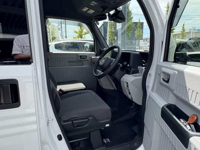 ゆったり、しっかりと座れるシートに運転席は高さ調節可能なハイトアジャスター付き！シート位置の前後と高さ、レバーの上下左右の調節で自分にあったポジションを見つけることができます！