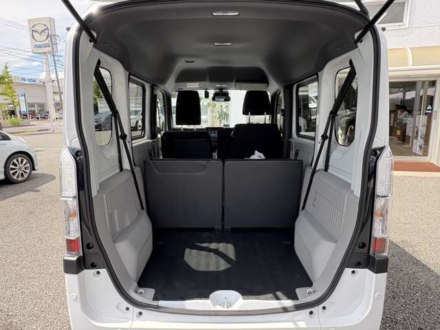 リアゲートを開ければ広々室内シートスライドで荷室スペース調整できます。