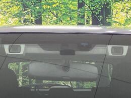 【アイサイトVer3】前方の車両等を検知し、衝突しそうな時は警報で注意を促し、ブレーキを踏む力をサポート。ブレーキを踏めなかった場合は衝突被害軽減ブレーキが作動、衝突回避をサポートします。