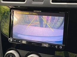 【バックカメラ】駐車時に後方がリアルタイム映像で確認できます。大型商業施設や立体駐車場での駐車時や、夜間のバック時に大活躍！運転スキルに関わらず、今や必須となった装備のひとつです！