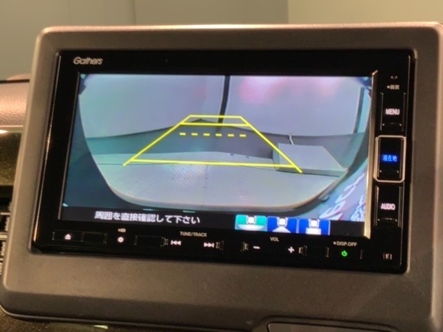 リバースギアに入れるだけで後方の表示へ切り替わります。夜間や雨の日の駐車も楽になりますよ。