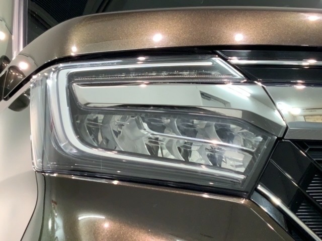 LEDヘッドライトは、点灯の瞬間から最大光量を発揮し、突然暗くなるトンネルなどでの安定感を高めます。