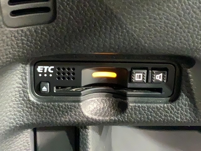 いまや快適なカーライフに欠かせないETCが付いています。