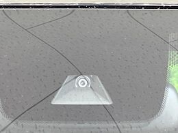 【ホンダセンシング】走行中に前方の車両等を認識し、衝突しそうな時は警報とブレーキで衝突回避と被害軽減をアシスト。より安全にドライブをお楽しみいただけます。