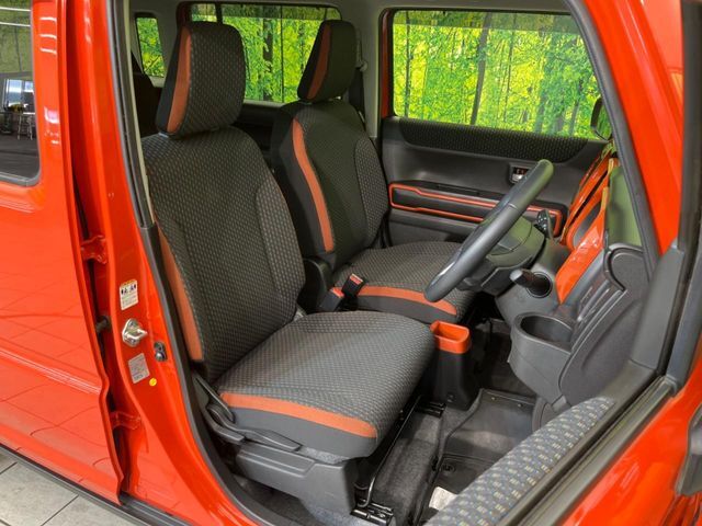 運転席まわりには十分なスペースがあり、大柄な方でもゆったり運転していただける環境です。