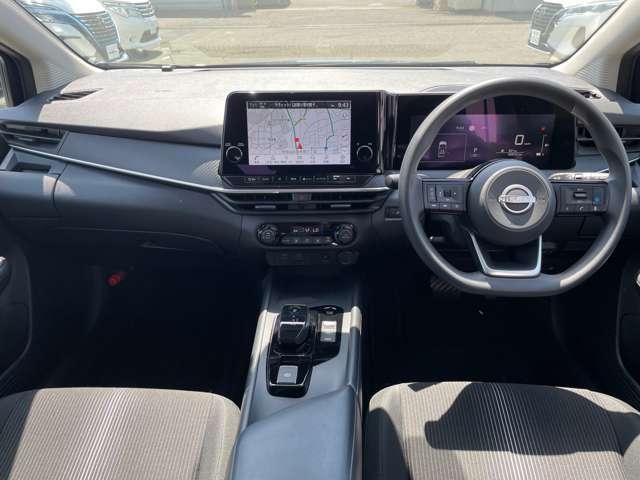 気持ちよく視界が広がる開放的な運転席です。
