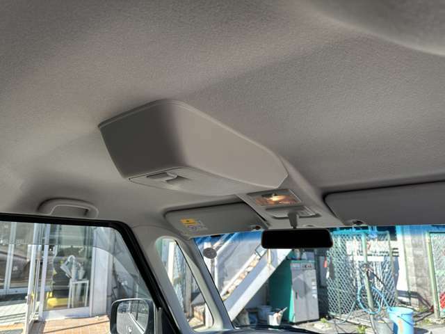 前席の天井にはBOXティッシュなどを入れられるオーバーヘッドコンソール