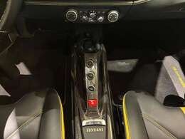 カーボンセンターブリッジのレーシーなコックピット