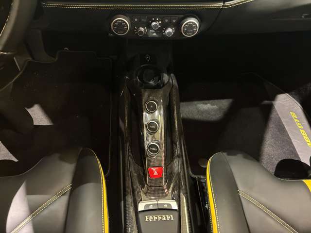 カーボンセンターブリッジのレーシーなコックピット