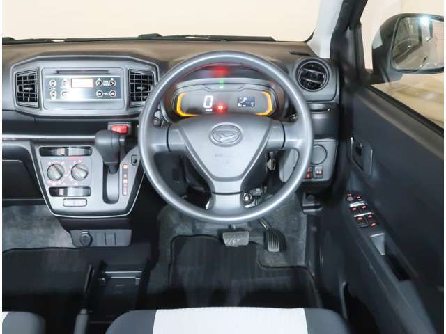 【運転席からの視界】実際に乗るとこんな感じの視界です。十分に広い視界を確保しています。