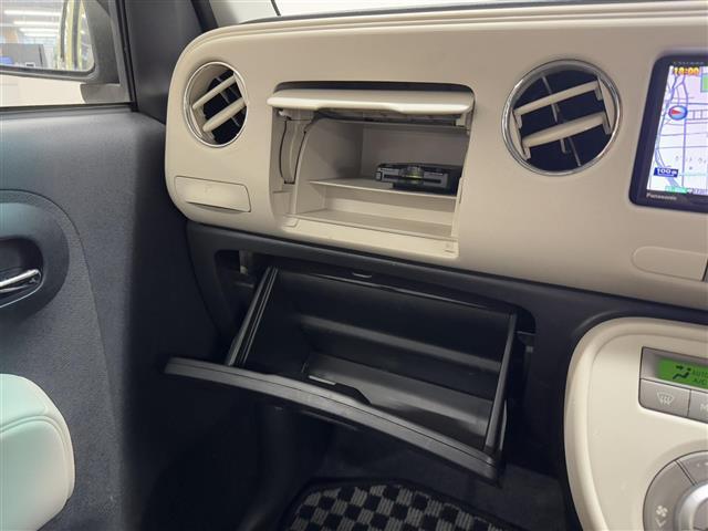 【グローブボックス】車検証、サングラスやCDなど小さい荷物が収納できるので車内を綺麗に整頓できますね。