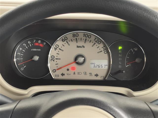 【メーターまわり】ドライバーから見やすい位置にあって安全運転に寄与します。メーターも見やすくてシンプルなデザインになっております。