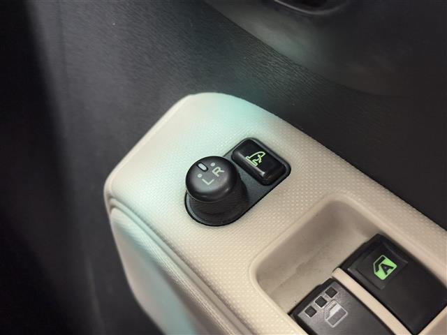 【電動格納ミラー】狭路の通行時や狭い場所に停車させるときに活躍する装備ですね。ボタン一つでドアミラーが格納されます。