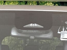 【トヨタセーフティセンス】走行中に前方の車両等を認識し、衝突しそうな時は警報とブレーキで衝突回避と被害軽減をアシスト。より安全にドライブをお楽しみいただけます。