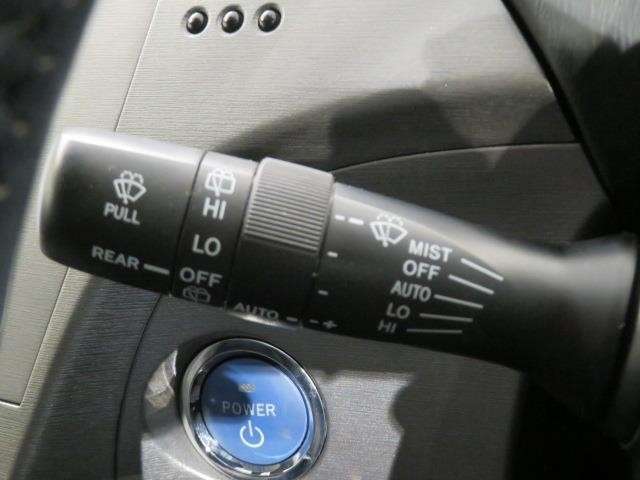 ワイパースイッチです。「INT」では間欠ワイパーの作動時間間隔を変更できます。リヤワイパーも操作できます。