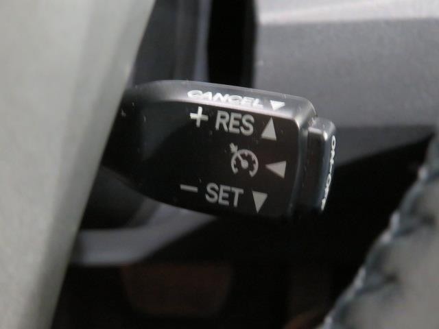 高速道路での長距離走行が楽になります。自動で速度を保つクルーズコントロールが、衝突軽減システムと連動し、前方の車両を検知して車間距離を保つように速度調整をしてくれます。