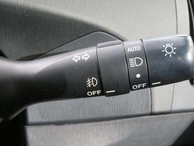 ライトスイッチです。「AUTO」にすると外の明るさに応じてスモールライト・ヘッドライトが自動でON・OFFします。夕暮れ時や屋内駐車場、トンネルなどに便利です。フォグランプもON・OFFできます。