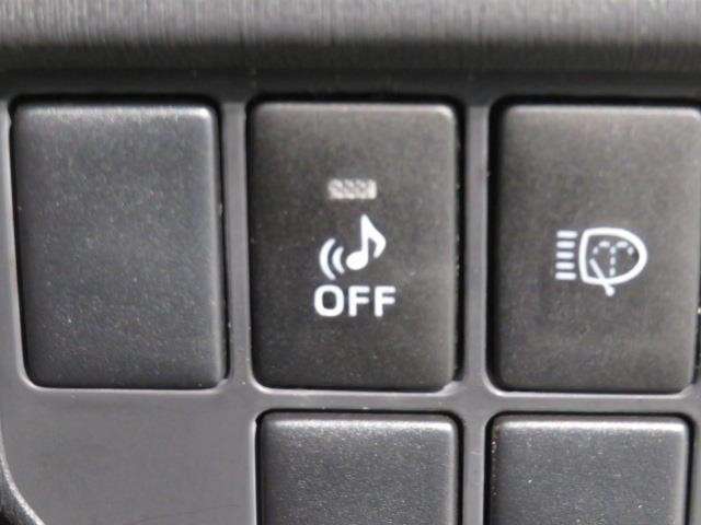 ハイブリッド車や電気自動車には「車両接近通報装置」が装着されています。早朝や深夜などできるだけ音を出したくない時にはスイッチで機能のON/OFFが可能です。