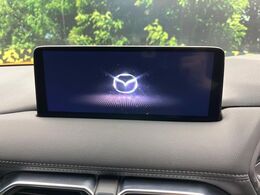 【10.25インチマツダコネクト】車内の雰囲気にマッチした大型ディスプレイ。スマホ接続でのナビ使用やBluetooth再生等、様々な機能が楽しめます。直感的なダイヤル操作が可能で、使い勝手も良好です。