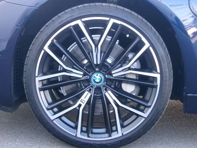 さらに、BMWカードにはエマージェンシーサービスも付帯いたします！様々なトラブルのアドバイス、出張修理やレッカーなどの手配、さらにお客様の交通手段やホテルの確保を24時間、365日対応させて頂きます！