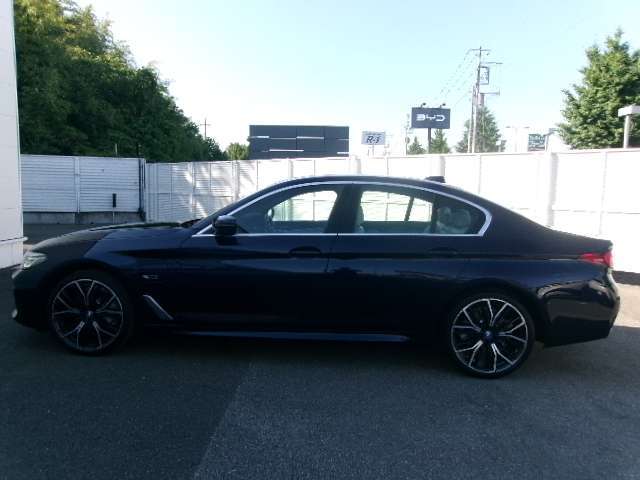 BMWライフをさらに素晴らしいものにするために、BMWカードもご用意しております。ご利用金額1,000円ごとに1ポイントたまります。BMW正規ディーラーでのご利用につきましては、ポイントが倍になります。
