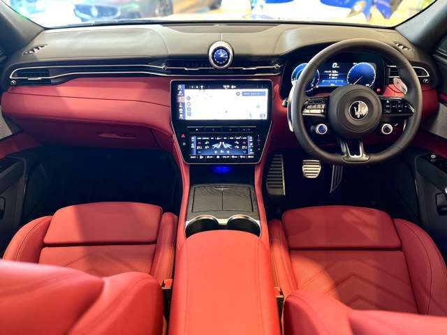 上質なレザーと丁寧な仕立て。イタリア車らしい美意識を堪能いただけます！