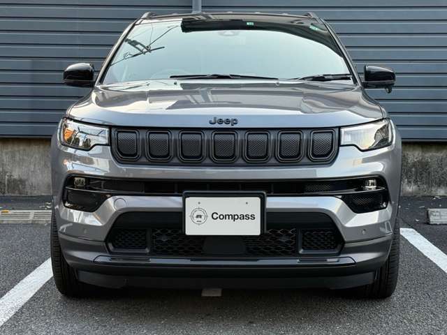 Jeepの象徴7スロットグリルがインパクトあります。フロントにも障害物センサーを標準装備しております。
