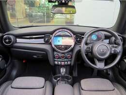 ◆インスツルメントパネルやインテリアトリムなどは、調和しなが洗練された室内を作り上げ、スイッチ類によって、優れた操作性をも実現。ドライバーの視線や動線を考え、人間工学に基づきデザインされています◆