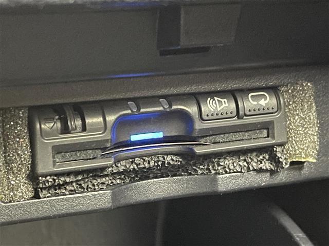 【ETC】有料道路を利用する際に料金所で停止することなく通過できる、ETC車載器（ノンストップ自動料金収受システム機器）が装備されています。セットアップを行うことで利用可能になります。