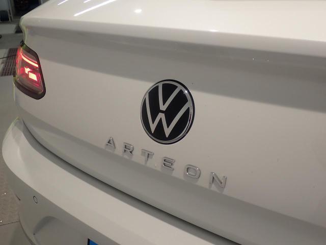 リアカメラがVWエンブレムに内蔵されています。ギアをリバースに入れると車両後方の映像が映しだされます。