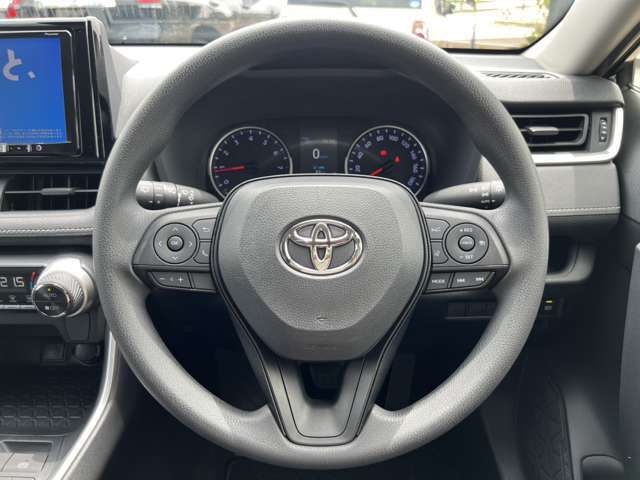 使用感の少ないステアリング　左右スイッチが搭載されておりますので、運転中のオーディオ操作もラクラクです。