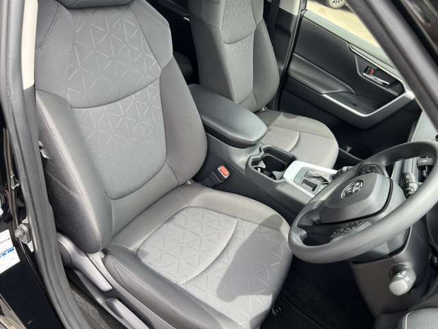 運転席シート　しわやヨレのないきれいな状態です。フィット感よいファブリックシートで運転の際の疲れも軽減してくれます。