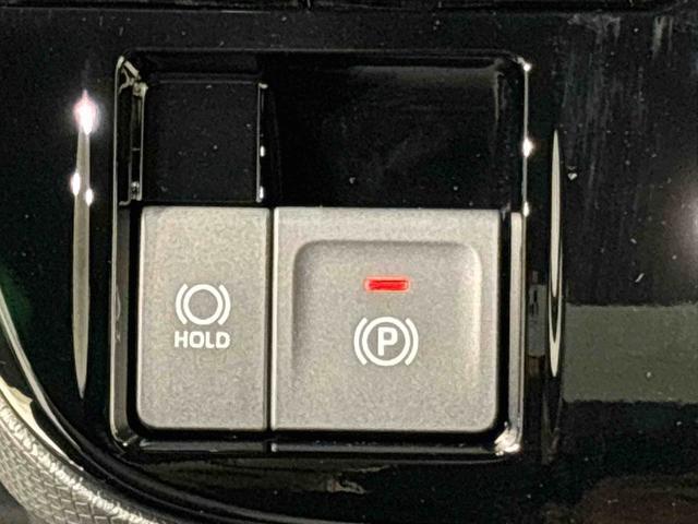 指先だけで簡単に操作が可能な電動パーキングブレーキを採用。「HOLD」スイッチを押すと、渋滞や信号待ちなどでブレーキペダルから足を離しても、ブレーキを保持するので安心です