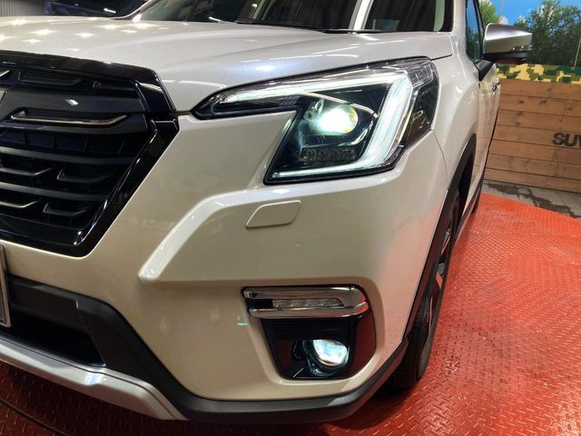 【LEDヘッドライト】悪天候や夜間走行時も良好な視界を確保し安心して運転できる高輝度LEDヘッドライトを装備！点灯速度が早く、消費電力も抑えられています。
