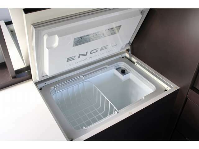 冷蔵庫です！いつでも冷たい飲み物をお飲み頂けます！12Vのサブバッテリーより電源供給しております！