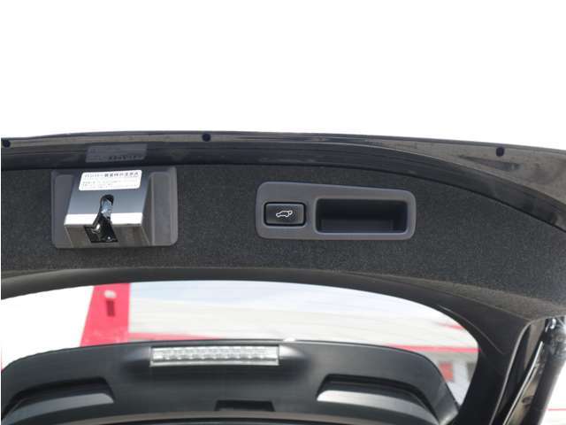 電動バックドア装備！車内からも開閉ができるので雨の日など悪天候時にとても役立つ装備品です！！