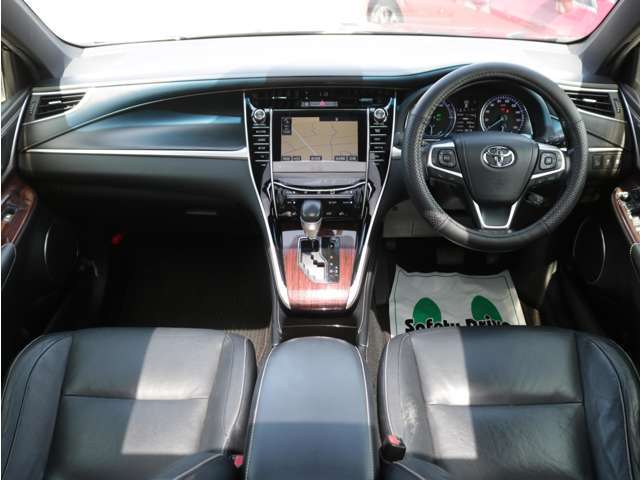 すっきりとしたハリアーらしいデザインのダッシュ回り！フロントビューの視認性もよく運転しやすいと思います★