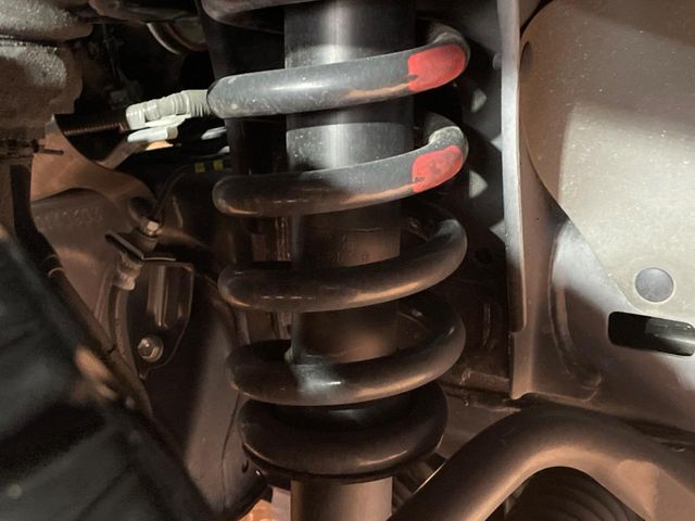 お車を安心してお乗りいただく為には、足回りの定期点検が欠かせません。サービスサポート（有償保証）では無料点検もご提供しており、安心のカーライフをお過ごしいただけるサポート体制が整っています。