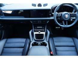 内装色はレザーインテリア（スタンダードカラー）スムースフィニッシュレザー（ブラック）です。