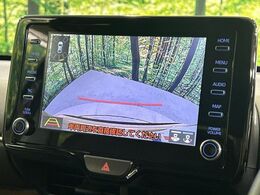 【バックカメラ】駐車時に後方がリアルタイム映像で確認できます。大型商業施設や立体駐車場での駐車時や、夜間のバック時に大活躍！運転スキルに関わらず、今や必須となった装備のひとつです！