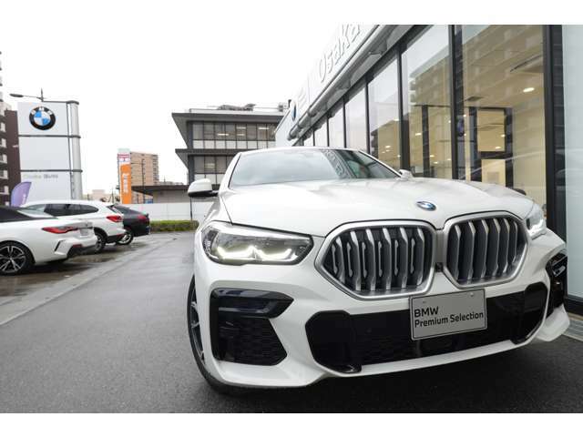 BMWの代名詞の【キドニーグリル】グリルが腎臓のように見えるので【キドニー】と呼ばれるようになりました。一目見ただけでBMWであると認識できる確固たるアイコンとして存在感を放ちます。